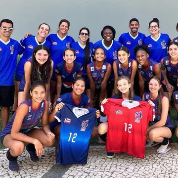 Victor com a comissão técnica e as atletas de uma seleção de vôlei feminino